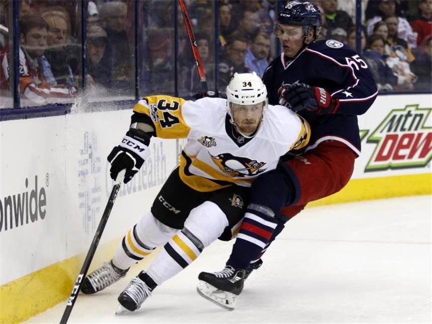 Kühnhackl verliert mit Pittsburgh in Columbus Tom Kühnhackl (l) von den Pittsburgh Penguins in Aktion gegen Markus Nutivaara von den Columbus Blue Jackets. Foto: Paul Vernon
