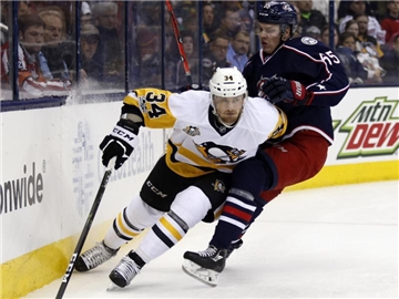 Tom Kühnhackl (l) von den Pittsburgh Penguins in Aktion gegen Markus Nutivaara von den Columbus Blue Jackets. Foto: Paul Vernon