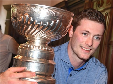 Tom Kühnhackl mit der Stanley-Cup-Trophäe. Foto: Peter Kneffel
