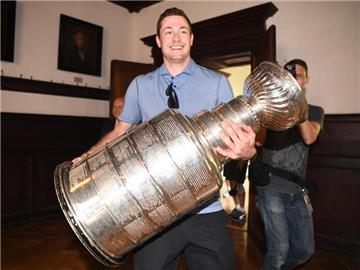 Tom Kühnhackl präsentiert den gewonnen Stanley-Cup. Foto: Peter Kneffel