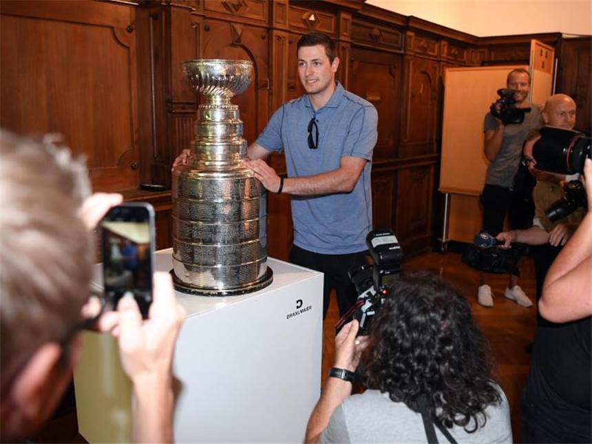 NHL-Champion Kühnhackl zeigt Stanley Cup in Deutschland Tom Kühnhackl präsentiert den Stanley Cup in Landshut. Foto: Peter Kneffel