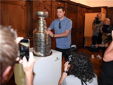 Tom Kühnhackl präsentiert den Stanley Cup in Landshut. Foto: Peter Kneffel
