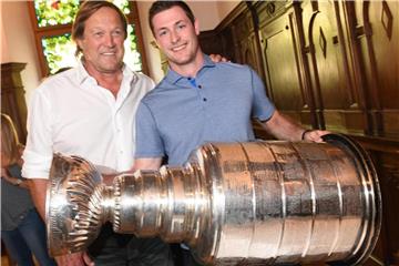 Tom Kühnhackl (r) posiert 2016 mit seinem Vater Erich Kühnhackl und dem Stanley Cup. Foto: Peter Kneffel