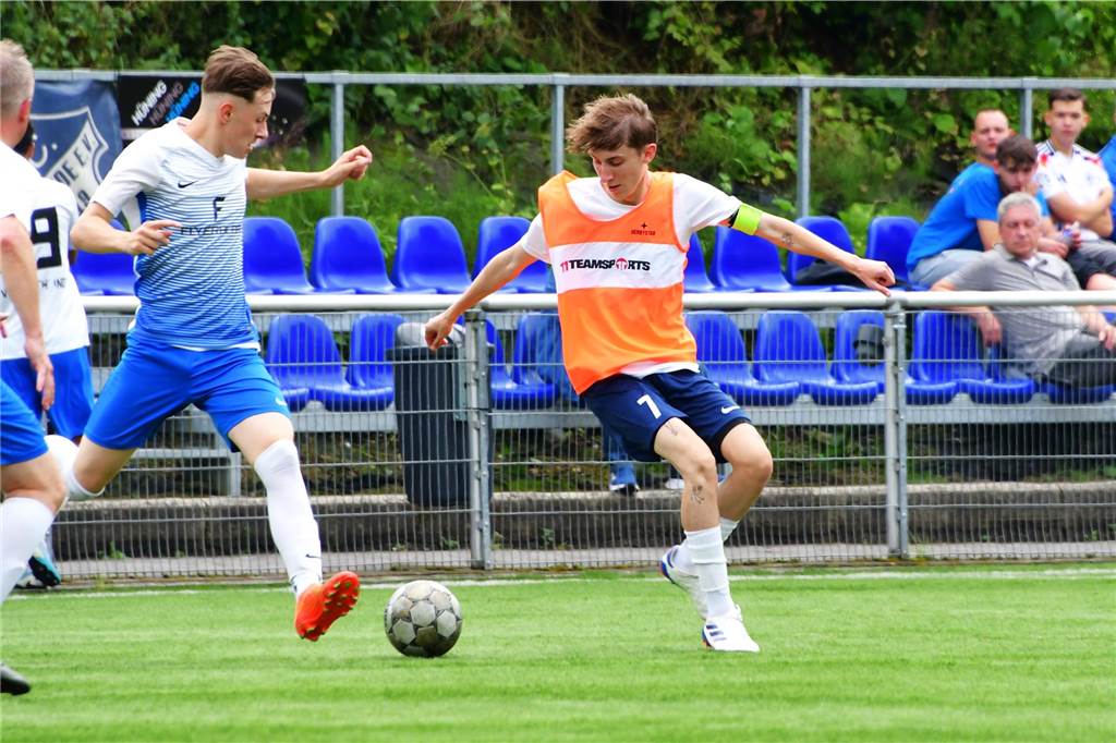 FC Frohlinde III kämpft ohne Top-Torschütze um Aufstieg Tom Luis Carl (Leibchen) spielt für den FC Frohlinde III in der Kreisliga B.