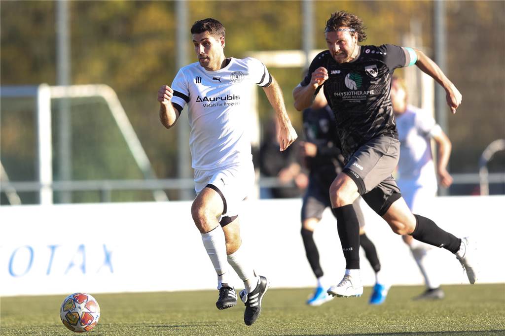 PSV Bork hat gegen Westfalia Wethmar keine Chance: 5:0-Sieg beim Derby Tom Meier (l.) und Westfalia Wethmar waren Nils Bauer und dem PSV Bork immer einen Schritt voraus.