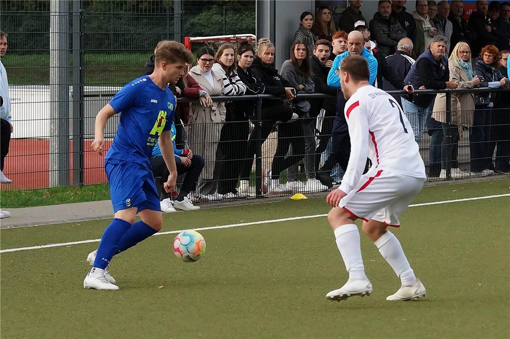 Kamener SC will Ungeschlagen-Serie weiter ausbauen: Tom Milder kontrolliert den Ball.
