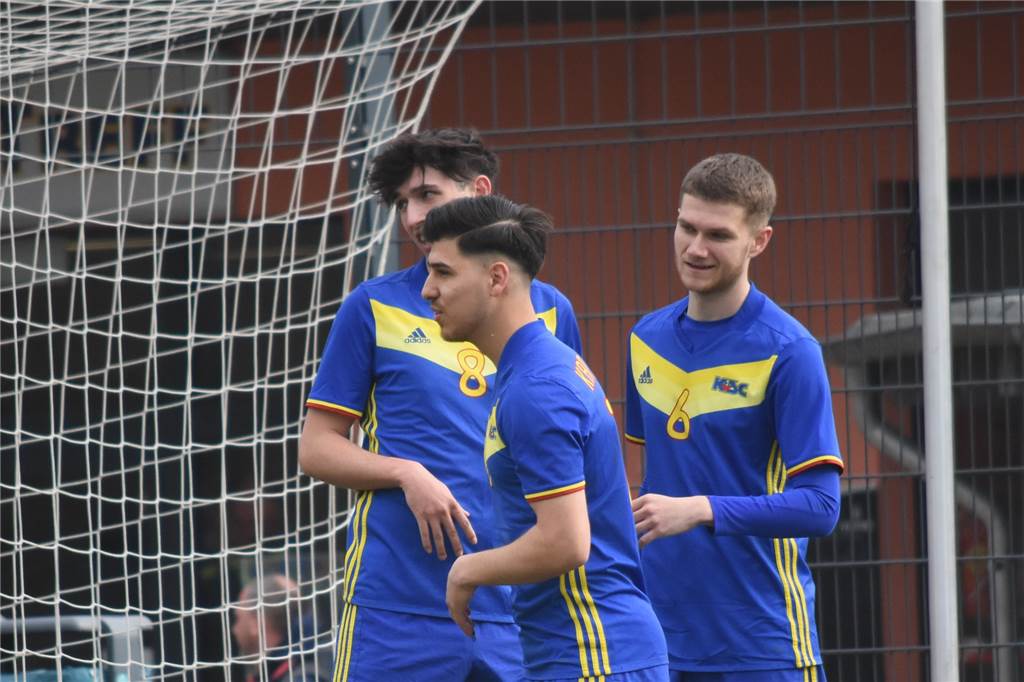 Kamener SC korrigiert das Saisonziel: „Jetzt wollen wir auf jeden Fall Meister werden!“ Tom Milder (r.) erzielt das 1:0. Jonas Hahn und Mücahit Kücükyagci gratulieren.