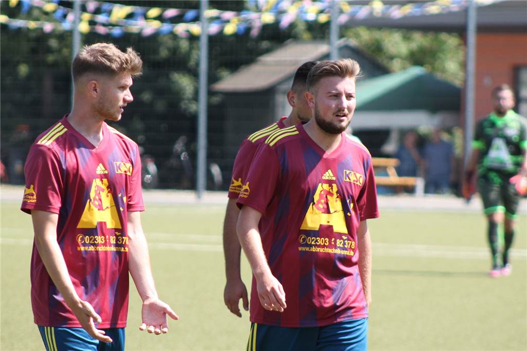 Doppelpacker des Werner SC fertigen den Kamener SC ab Tom Milder und Maurice Hümmer verloren das Testspiel gegen den Werner SC klar mit 1:8.