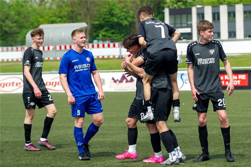Viele Hiobsbotschaften: Sascha Burzynski und der TuS Haltern starten ins Abenteuer Westfalenliga Tom Nöldemann (r.) fehlt der U19 des TuS Haltern aktuell noch.