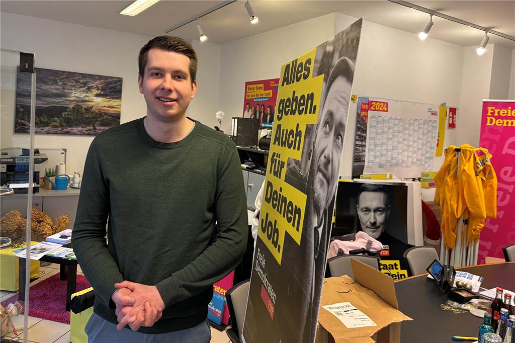 Tom Roehl (24) ist im Wahlkampf für die FDP unterwegs. Darum sieht es entsprechend unordentlich aus in der „Zentrale“, dem Parteibüro in Castrop-Rauxel.