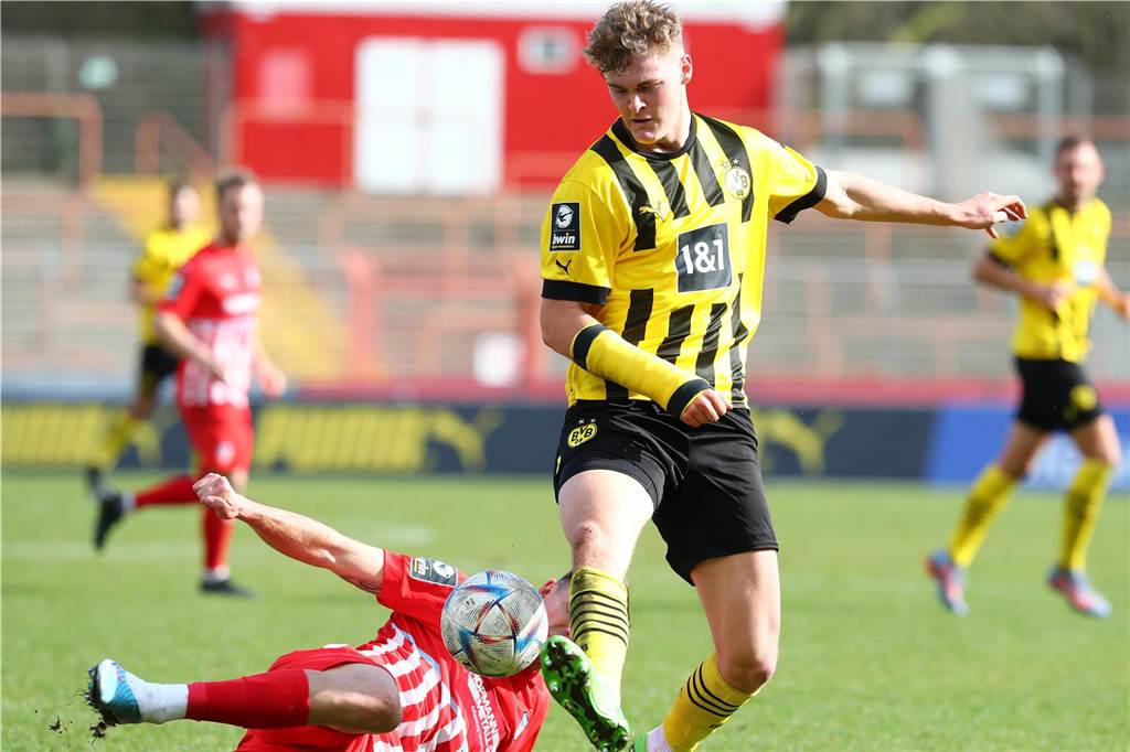 Tom Rothe im Zweikampf.