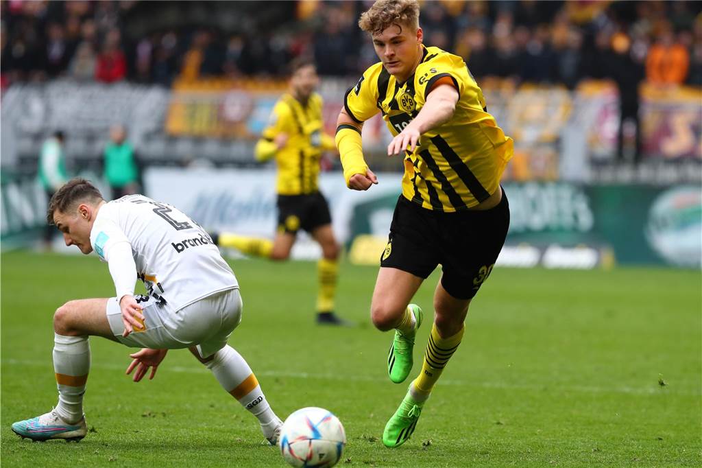 Tom Rothe kämpft um den Ball.