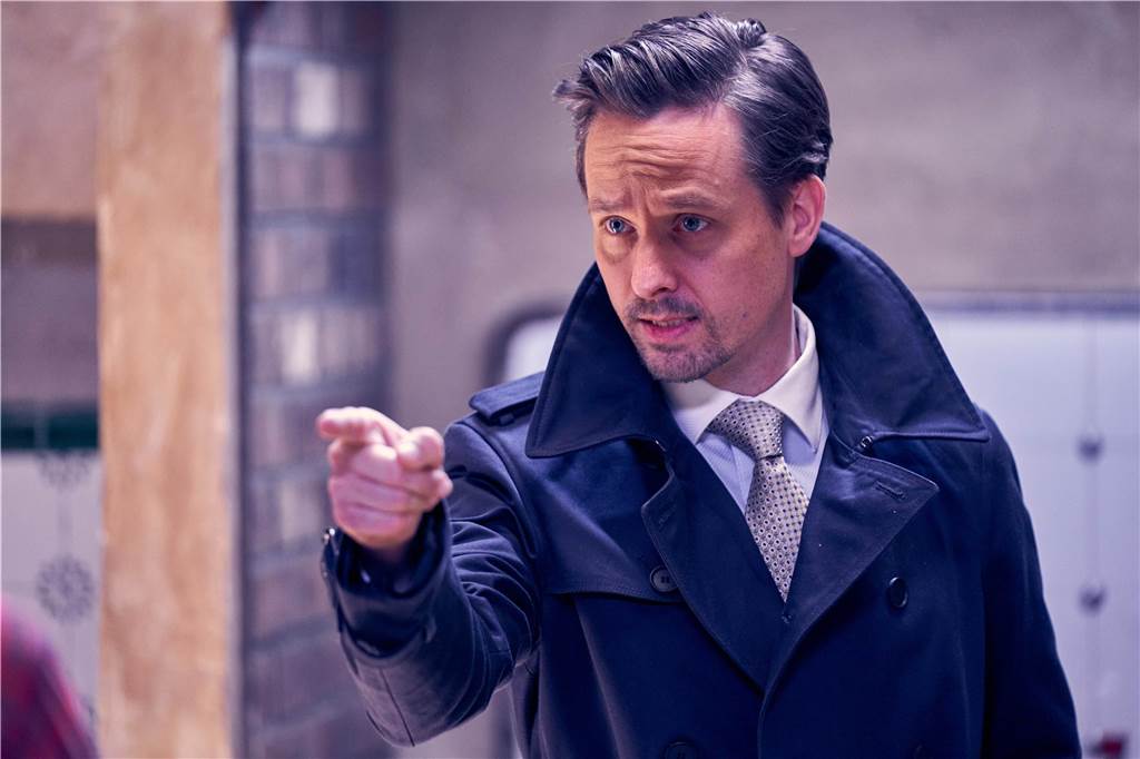 Der Pfau: Schnösel plappern Business-Blabla im Herrenhaus Tom Schilling als Andreas in "Der Pfau".