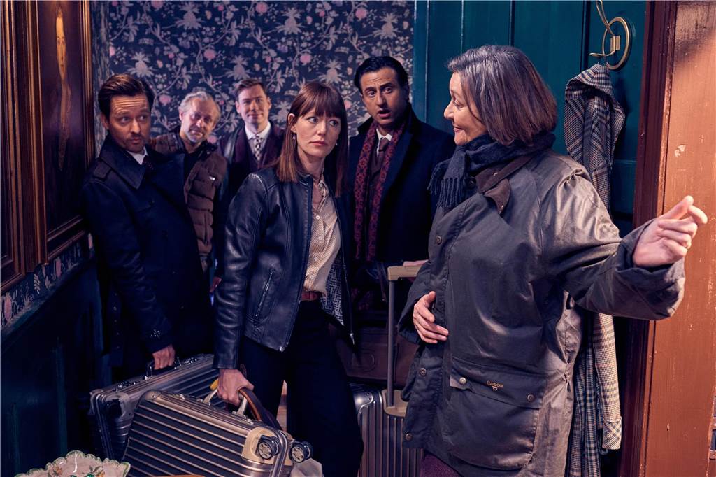 Der Pfau: Schnösel plappern Business-Blabla im Herrenhaus Tom Schilling (v.l) als Andreas, Jürgen Vogel als Jim, David Kross als David, Lavinia Wilson als Linda, Serkan Kaya als Bernhard und Victoria Carling als Lady Fiona.