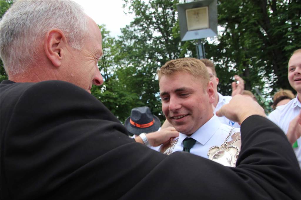 Nach spannendem Finale: Tom Schmitt ist der neue König bei den Andreas-Schützen Tom Schmitt erhält die Schützenkönigskette von Willi Hippers (l.), dem Vorsitzenden des Bürgerschützenvereins.