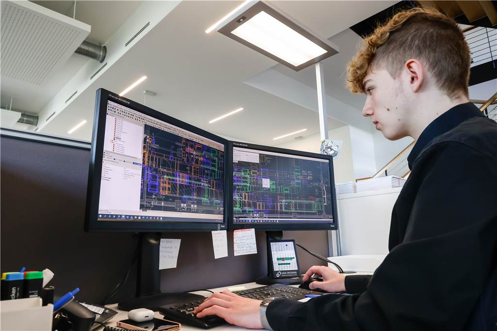 Tom Sickau (17) lässt sich bei Louis Opländer zum technischen Systemplaner ausbilden.