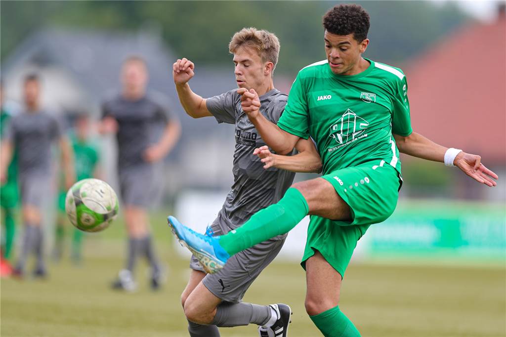 Torwart überragt beim PSV Bork gegen Wethmar: „Er hat uns sehr oft den Arsch gerettet“ Tom Stüwe (l.) traf am Sonntag für Wethmar nach seiner Rückkehr vom SV Preußen.