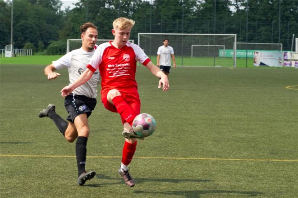 SV Lembeck verpasst Deuten II eine blutige Nase: Barkenberg patzt in Rhade Tom Szczepaniak am Ball