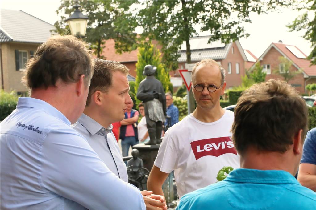 Brunnengespräch mit Tom Tenostendarp über Schule und Kunstrasenplätze Tom Tenostendarp stellte sich den Fragen der Lüntener.