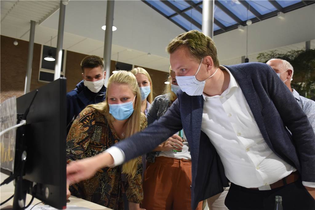 Tom Tenostendarp: „Das ist Wahnsinn, das ist einfach unfassbar“ Tom Tenostendarp verfolgte die Ergebnisse zusammen mit seiner Schwester, Freunden und Parteikollegen.