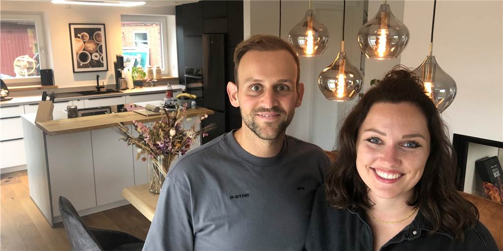 Video-Besichtigung: Ellen und Tom bauen Kuhstall zu Wohnhaus um Tom Weber und Ellen Großblotekamp in ihrem Wohnzimmer