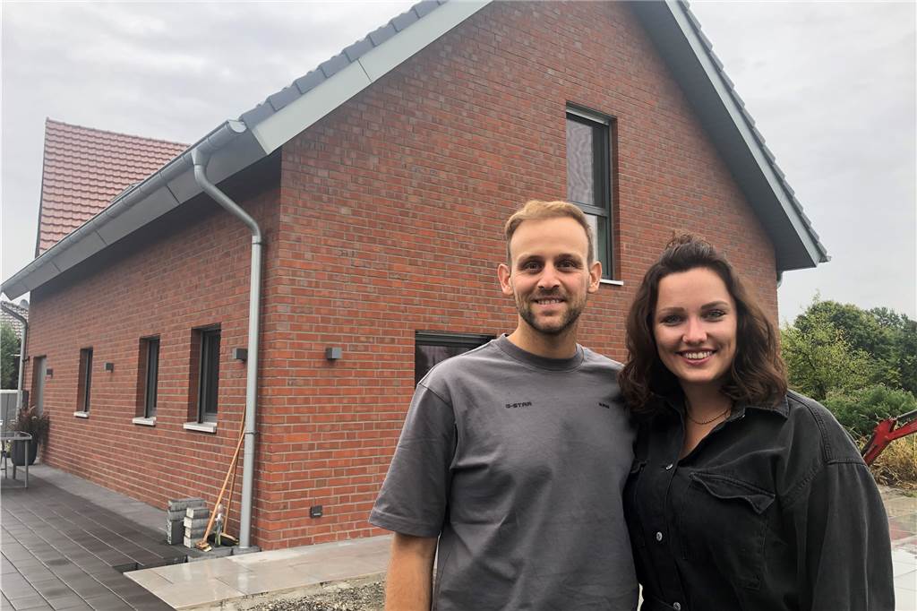 Video-Besichtigung: Ellen und Tom bauen Kuhstall zu Wohnhaus um Tom Weber und Ellen Großblotekamp vor ihrem neuen Haus.