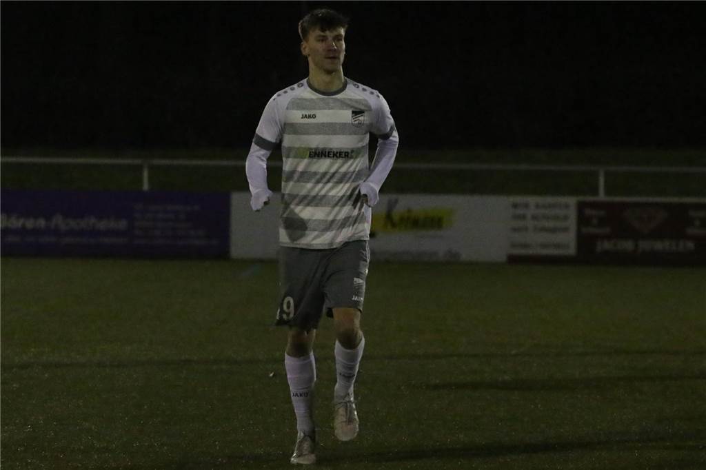 Tom Williams wechselt zu BW Alstedde - „Ich bin ein Borker Junge“ Tom Williams läuft im Trikot des FC Nordkirchen über ein Fußballfeld.