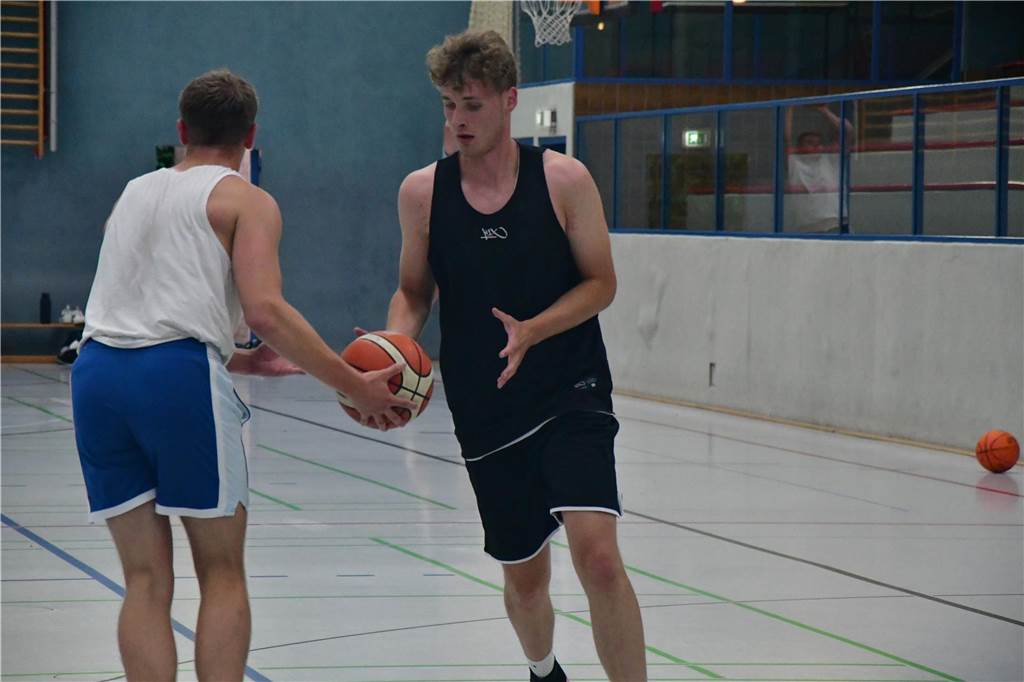 Vorbereitungsstart mit Neuzugang: LippeBaskets zurück in Ballspielhalle Tom Zeitz bekommt den Ball von Lukas Wiedey