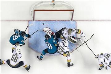 Tomas Hertl (M.) traf für die San Jose Sharks. Foto: Jeff Chiu/AP