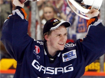 Tomas Pöpperle feiert 2006 den Titel mit den Eisbären Berlin. Foto: Bernd Settnik