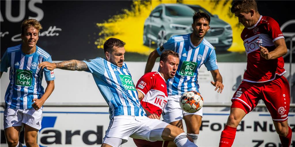 ASC 09 spielt lange in Unterzahl – am Ende fliegt auch noch Trainer Antonios Kotziampassis Tomislav Simic geht gegen Schermbeck in einen Zweikampf.