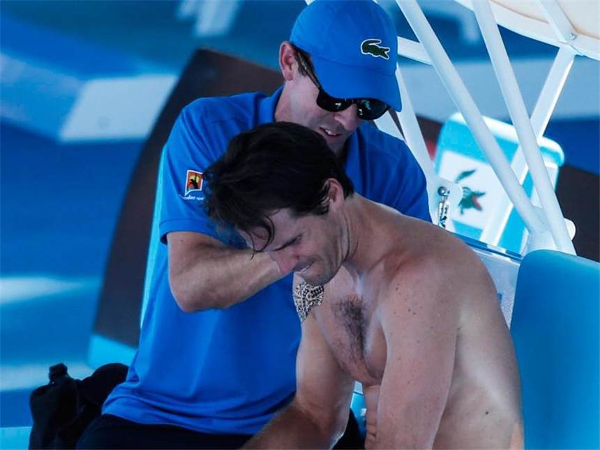 Tommy Haas droht wegen neuer OP Karriere-Aus - «Schock» Tommy Haas hatte bereits im Januar 2014 bei den Australian Open mit Schulterproblemen zu kämpfen. Foto: Narendra Shrestha