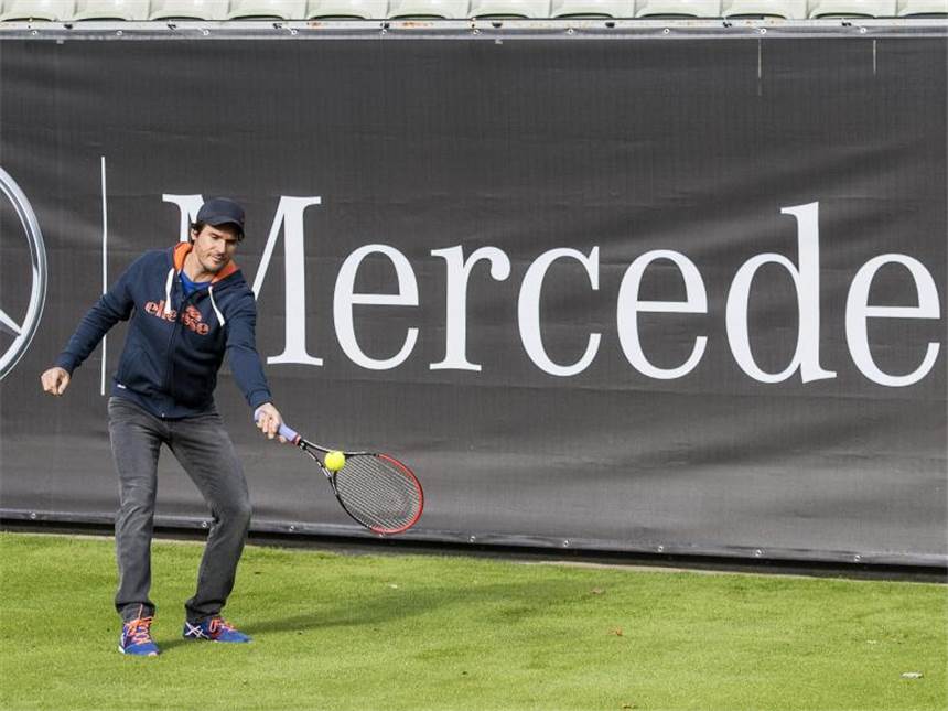 Comeback-Plan für Haas: ATP-Turnier von Miami im März Tommy Haas spielte die ersten Bälle auf dem Rasen-Center-Court mit Links. Foto: Daniel Maurer