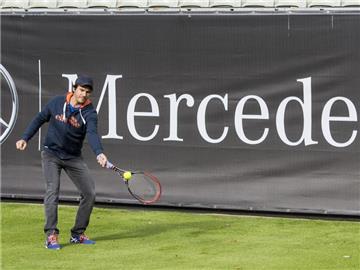 Tommy Haas spielte die ersten Bälle auf dem Rasen-Center-Court mit Links. Foto: Daniel Maurer