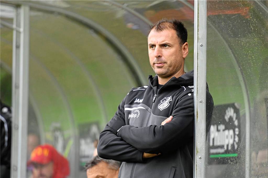 Geimpft – oder Impfmuffel? So sieht es bei Dortmunds Amateurfußballern aus Toni Kotziampassis, Trainer des ASC 09 Dortmund, hofft, dass sich alle seine Spieler impfen lassen.