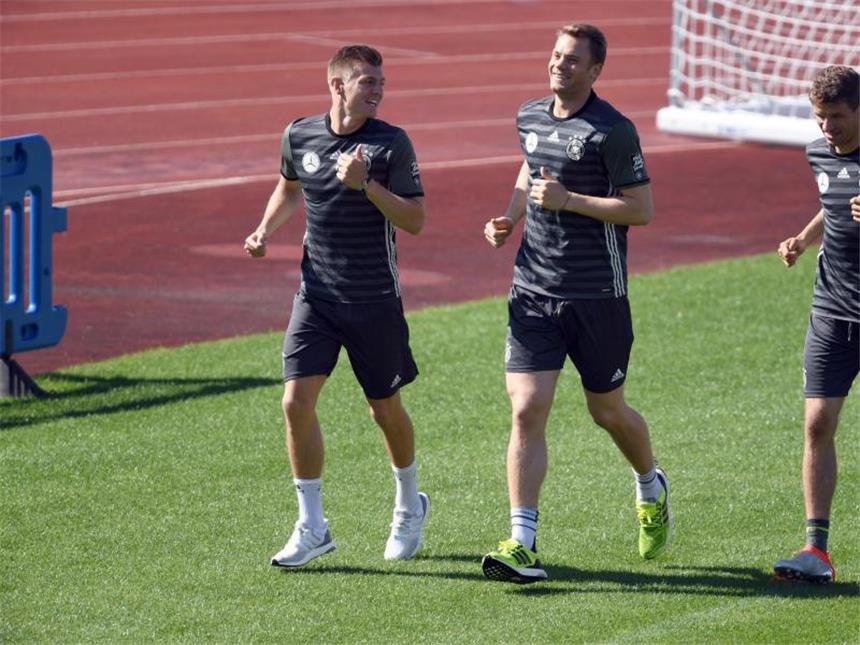 Neuer und Kroos Kandidaten für UEFA-Auszeichnungen Toni Kroos (L-R) und Manuel Neuer gemeinsam mit Nationalmannschaftskollege Thomas Müller. Foto: Arne Dedert/dpa