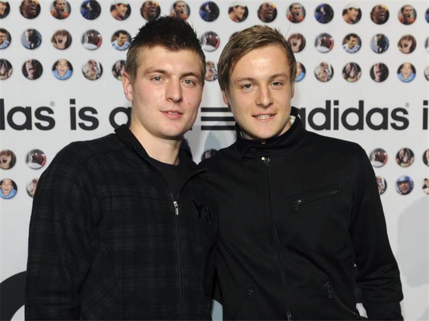 Kroos, Khedira, Hummels und Co.: Brüderpaare am Ball Toni Kroos (l) und sein Bruder Felix. Foto: Tobias Hase