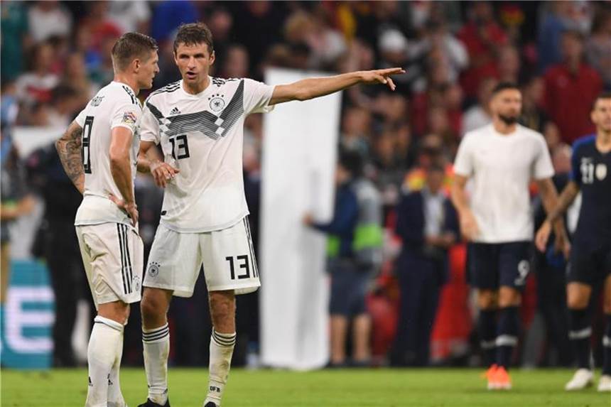Reaktionen zum Spiel Deutschland - Frankreich Toni Kroos (l) unterhält sich nach dem Spiel mit Thomas Müller. Foto: Marius Becker