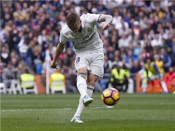 Toni Kroos tritt bei Real Madrid viele Freistöße und Ecken. Foto: Enrique de la Fuente