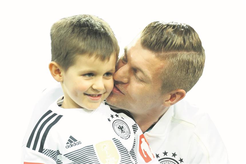Brief an Toni Kroos Toni Kroos und sein Sohn Leon.