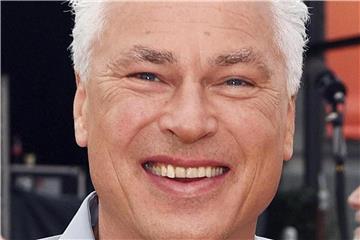 Toni Polster lächelt bei einem Fototermin. Foto: Henning Kaiser/Archiv