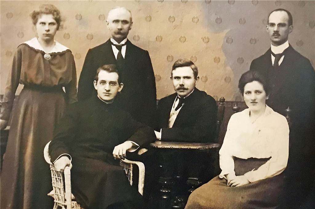 Ein Foto von Toni Schmedding-Elpers mit ihrer Familie