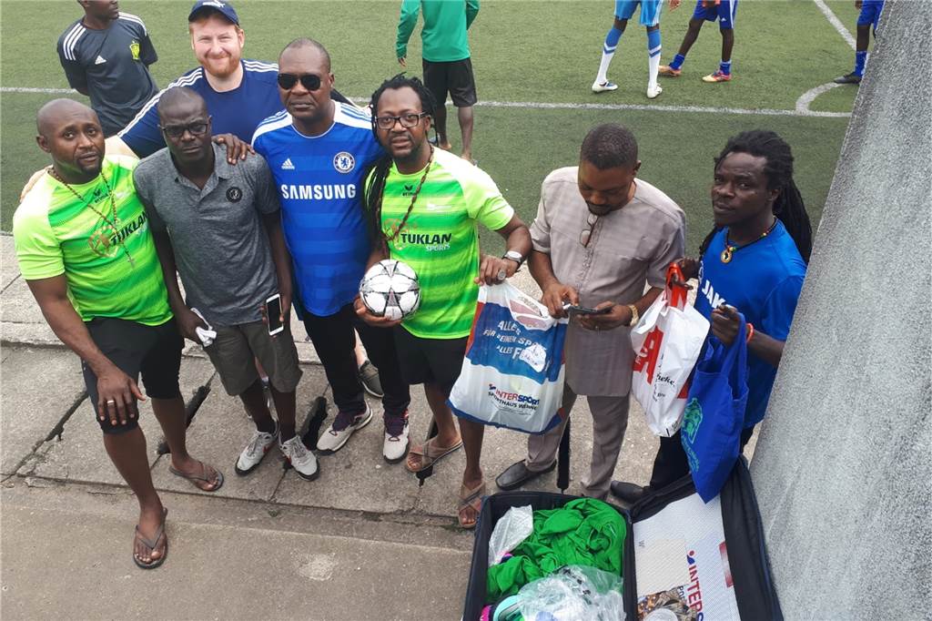 Tausende Sportartikel in Nigeria angekommen - Initiatoren aus Werne verteilen sie bald Toni Tuklan (3.v.r.) aus Werne hat mit Dietmar Wurst die Spenden-Aktion „Glücklich geht einfach“ initiiert. In der Vergangenheit hat der Musiker aus Werne bereits Spenden in seinem Heimatland überreicht.