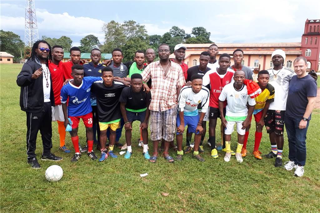 Bulli mit Bällen gefüllt: Viele eindrucksvolle Spenden erreichen Werner Duo Toni Tuklan (l.) hat bereits in der Vergangenheit Sportartikel mit nach Nigeria genommen und dort Kindern und Jugendlichen überreicht.