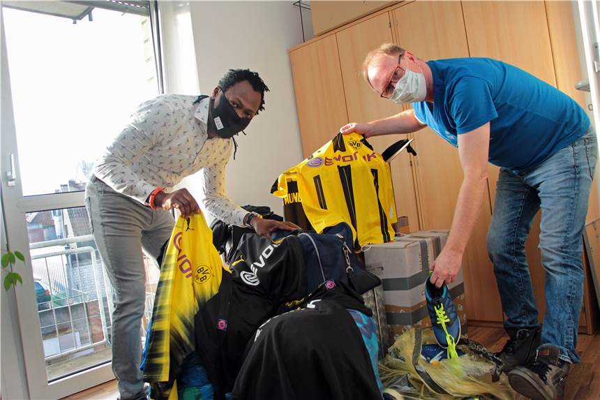 Gespendete Trikots und Co. werden nach Nigeria gebracht und von zwei Wernern verteilt Toni Tuklan (l.) und Dietmar Wurst arbeiten sich durch den Berg an gespendeten Trikots und Sportartikeln. Allein mehr als 10.000 Trikots sind für die Aktion „Glücklich geht einfach“ zusammen gekommen. Nun werden die Artikel nach Nigeria geschickt.