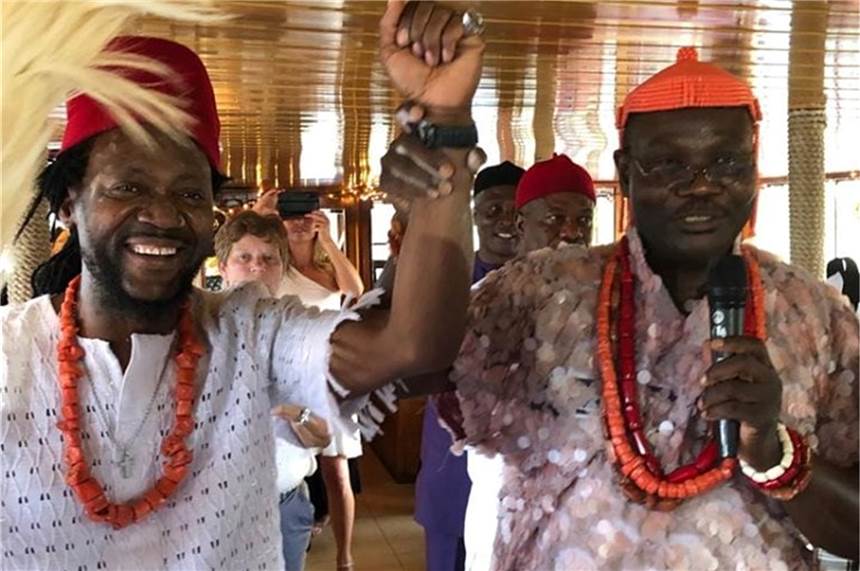 Warum Wernes Reggae-Musiker Toni Tuklan (49) nun häufiger nach Nigeria reist Toni Tuklan (l.) wurde am Samstag zum Onu-Obi des nigerianischen Stammeskönigs Jeff Mafiana ernannt.