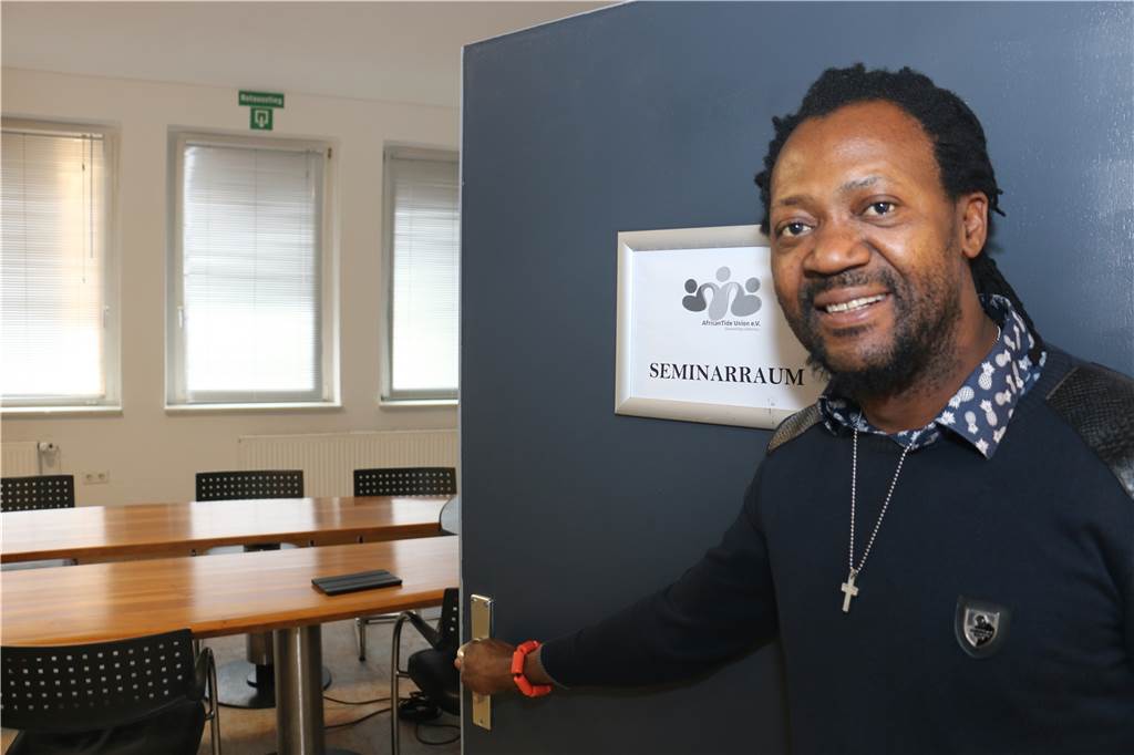 Haus für Afrika: Werner Toni Tuklan baut neue Anlaufstelle für afrikanische Gemeinde mit auf Toni Tuklan zeigt einen Seminarraum im Afrikahaus. Der Werner und gebürtige Nigerianer hat die neue Anlaufstelle für Afrikaner mit aufgebaut.