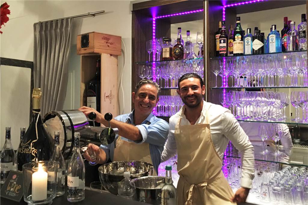Corona-Party, Palmen, Verkauf des BVB-Hotels – ein Rückblick auf Hombruchs 2020 Toni und Riccardo Pace hinter dem Tresen im „Tonis Gusto Italiano“.