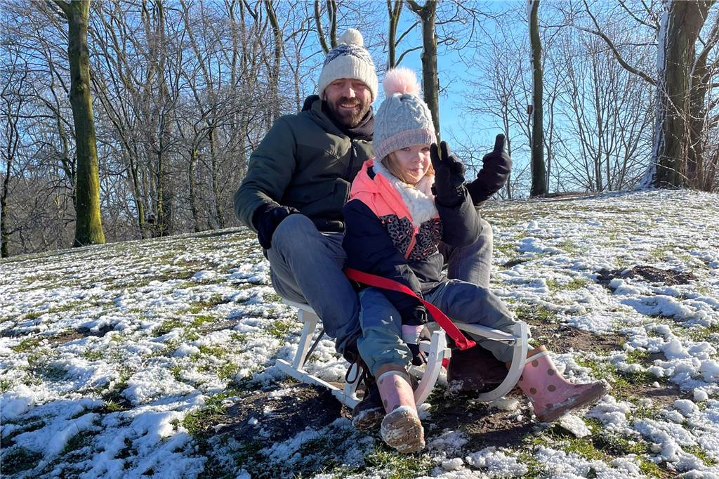 Tono Schultewolter nutzte mit Mona und den anderen Kindern die Chance zu einer Schlittenfahrt vom Losberg in Stadtlohn hinab.