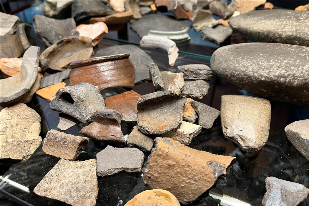 Hobby-Archäologe Georg Laurenz will sein „Jagdrevier“ erweitern Tonscherben und Steine in der Glasvitrine: Mit einem geschulten Auge lässt sich schnell erkennen, dass es sich hierbei um ziemlich alte Relikte handelt.